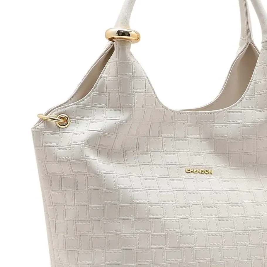 Close em detalhes dourados e textura da bolsa Chenson nude em PU